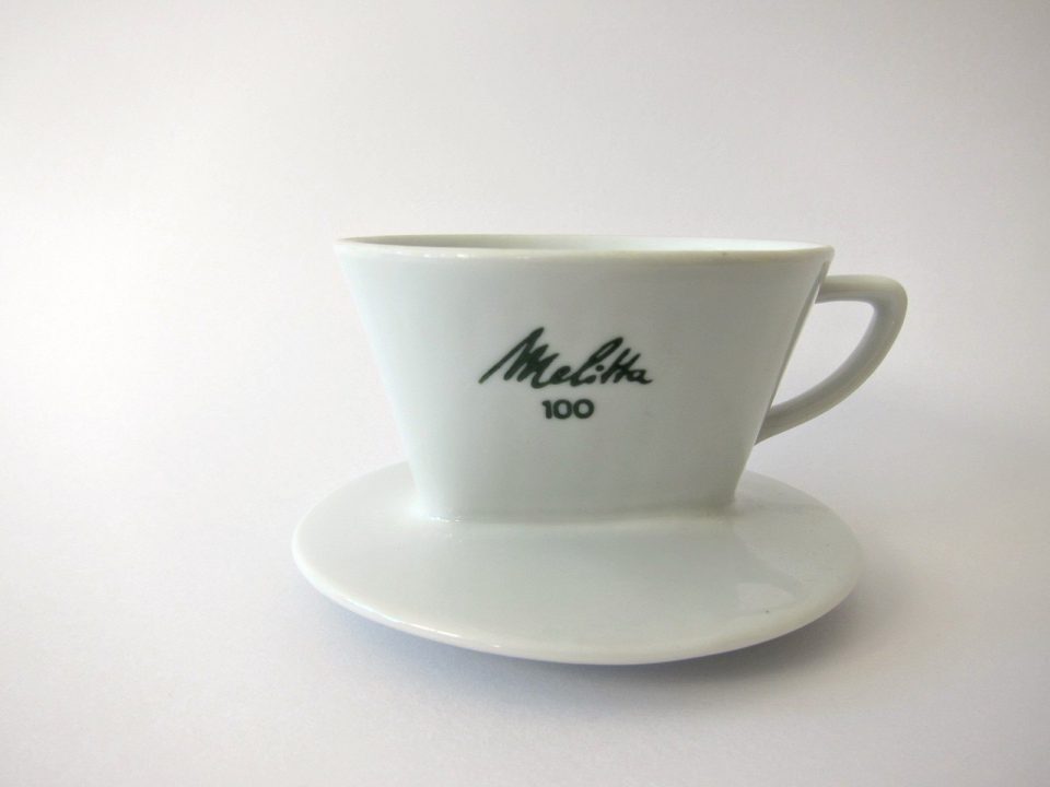 Melitta-100-3つ穴-白い陶器製のコーヒーフィルター.jpg