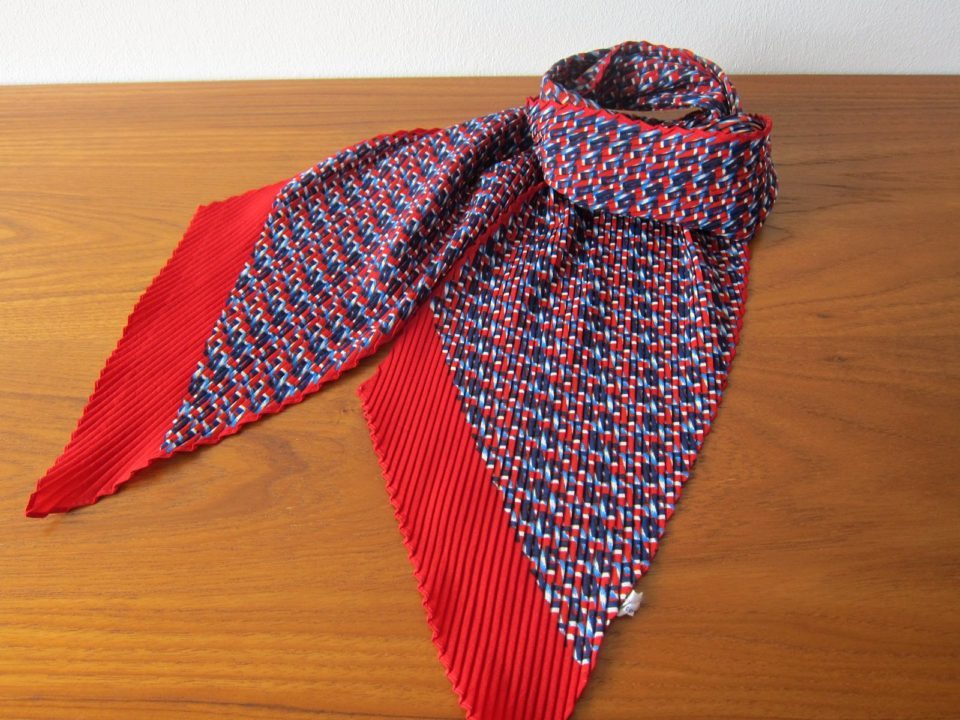 赤と青のレトロなヴィンテージスカーフ 古着 Frau Vintage