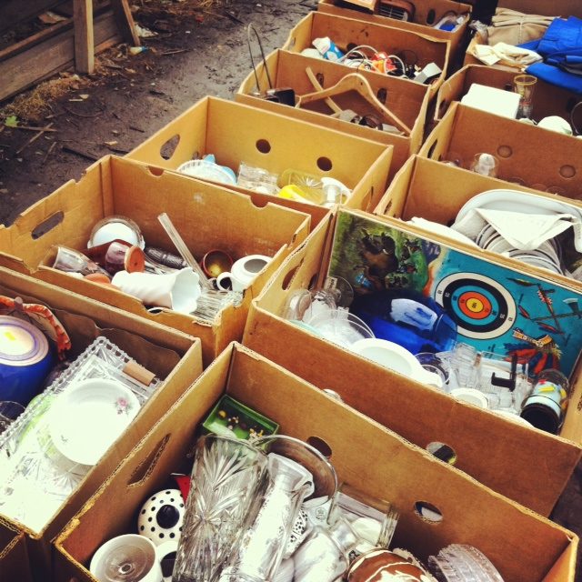 蚤の市 掘り出し物はあるかな?