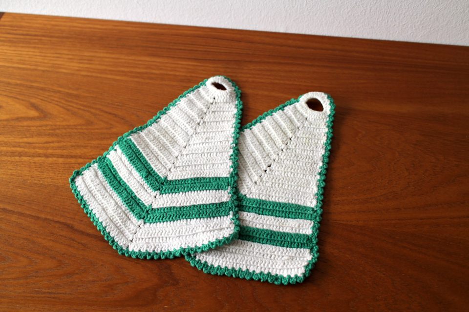 70年代爽やかグリーンのストライプ-レトロな手編みの鍋つかみ2枚セット.jpg