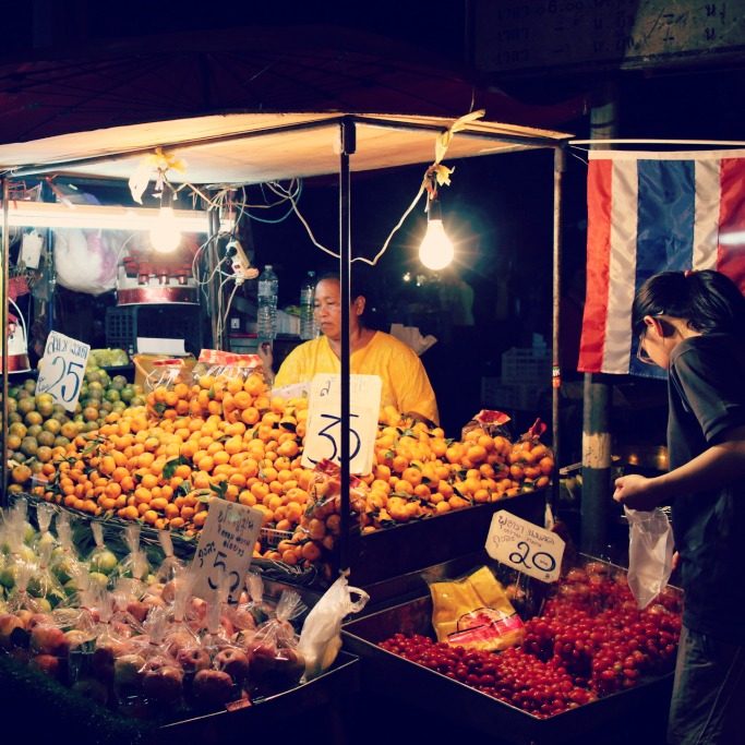 夜の果物屋台