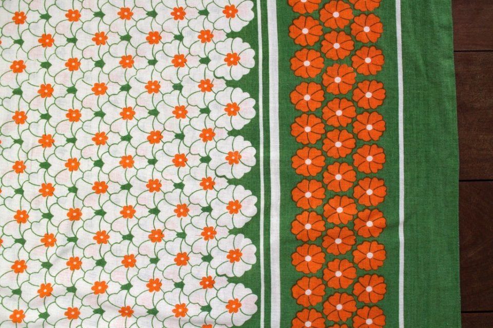 緑に映えるオレンジがレトロ気分 花柄ビンテージ生地 幅125cm
