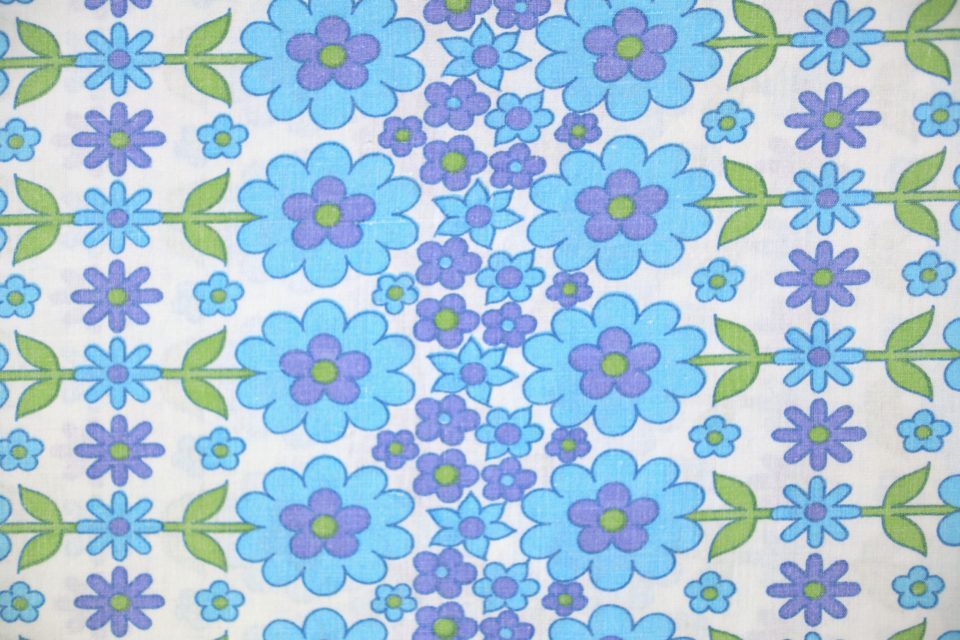 ポップな花モチーフ! 人気の花柄レトロファブリック(青) 幅123cm