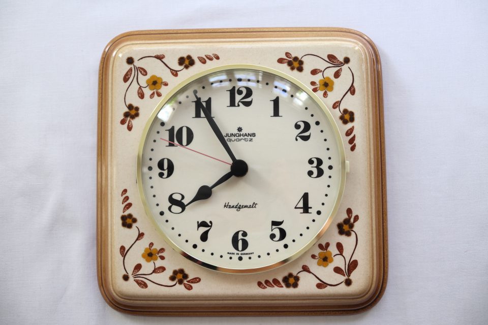 ユンハンス製メルヘンなフローラル柄ヴィンテージ時計