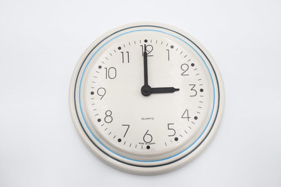 シンプル イズ ベストなヴィンテージ壁時計 オフホワイト