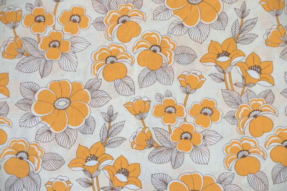 ノスタルジックな黃色の花模様 レトロファブリック 幅125cm