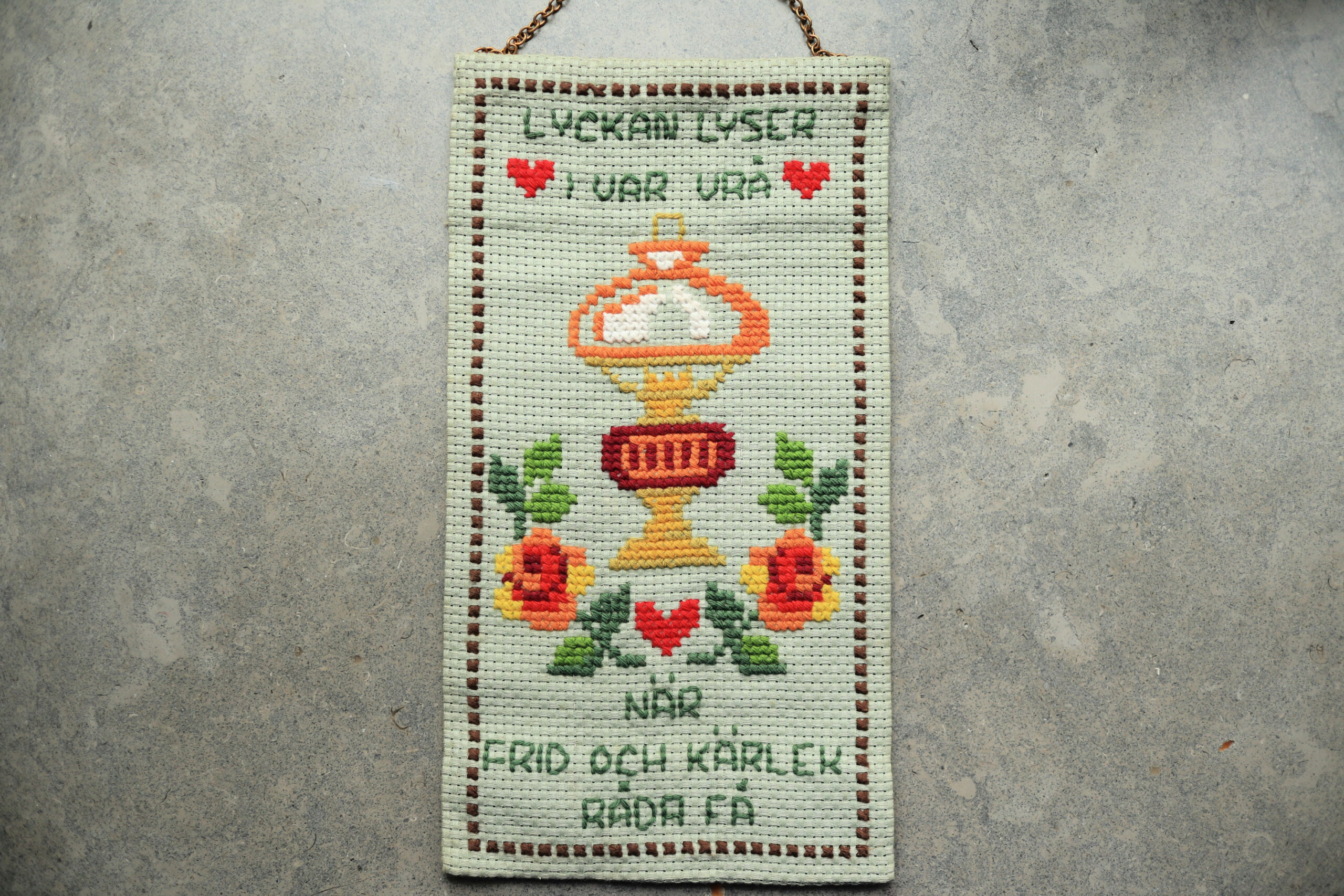 スウェーデン発 レトロ感あふれるクロスステッチタペストリー | 