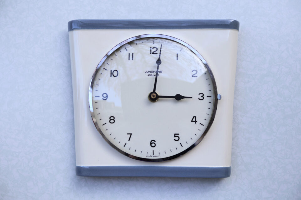 Vintage ユンハンス Ato-Mat ホワイトのレトロ壁時計