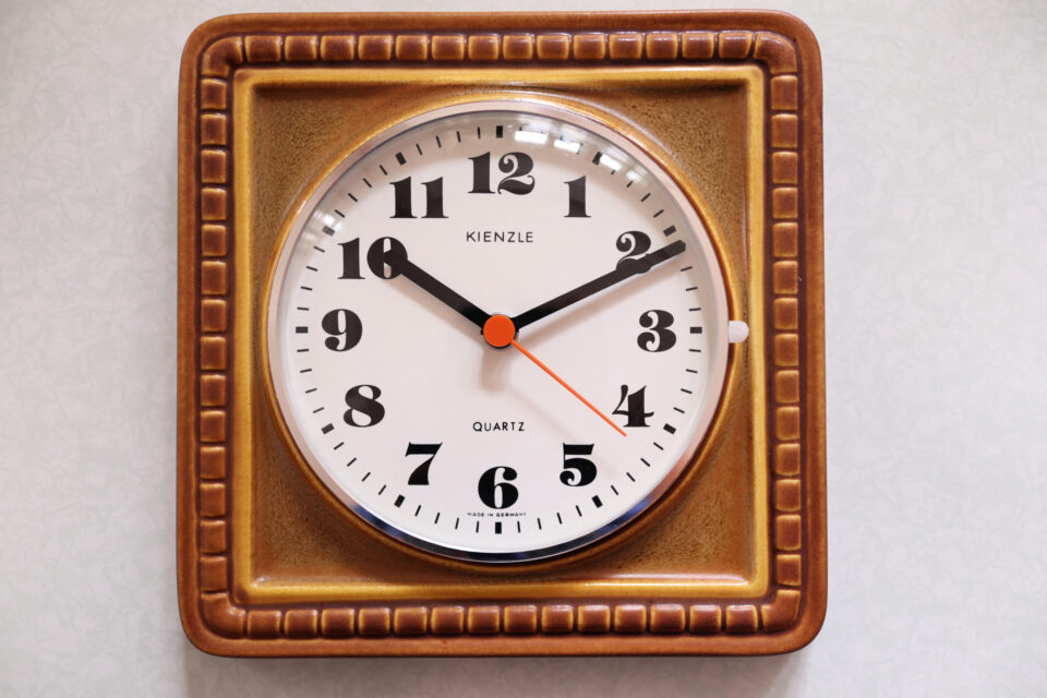 レトロKIENZLE ブラウンカラーの四角い壁時計