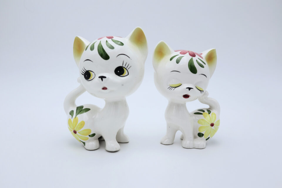 ヴィンテージショップで見つけた陶器の猫の置物