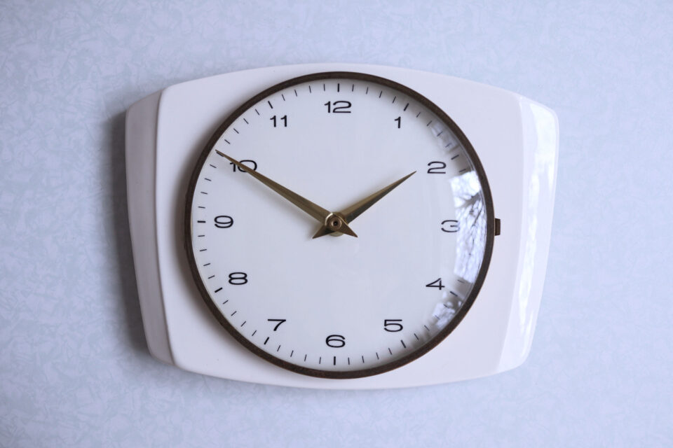 ミッドセンチュリー 白色陶器のヴィンテージ壁時計