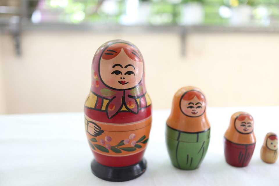 ロシアVintage スマイルマトリョーシカ4姉妹 - 画像 (2)