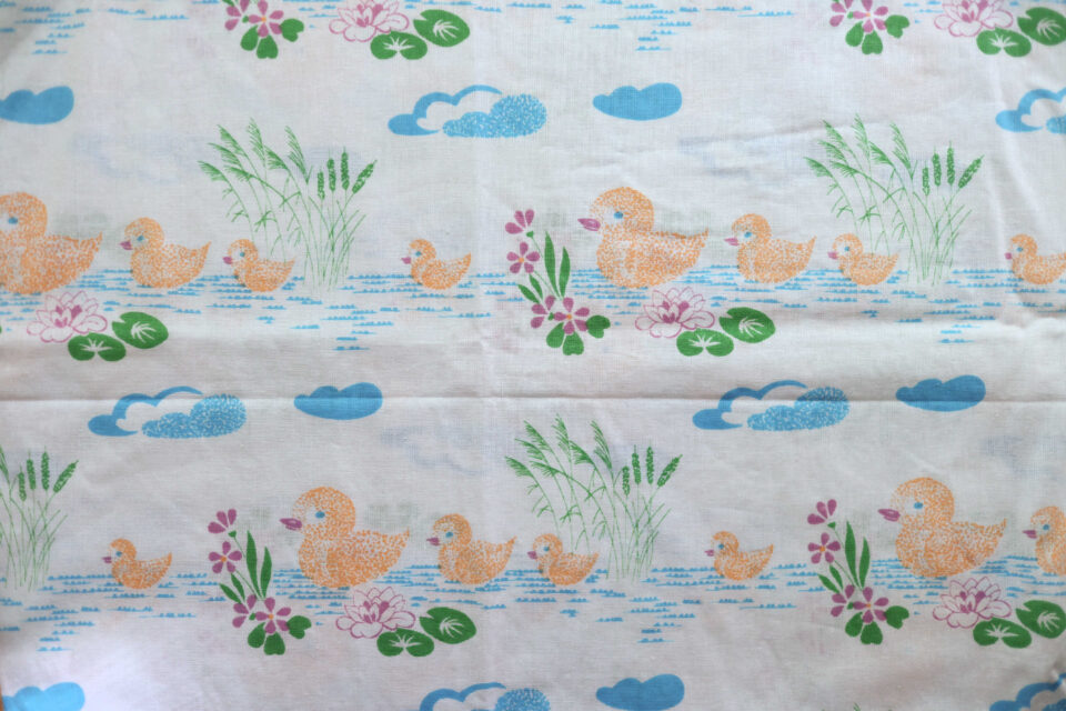 旧東ドイツVINTAGE あひるの親子柄コットン生地 88cm