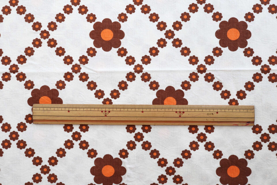 花鎖の格子柄レトロファブリック(ブラウン) 128cm - 画像 (4)