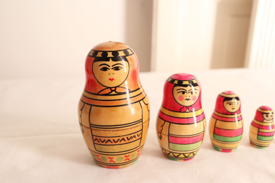 カラフルな縞エプロンのロシア製入れ子人形 - 画像 (2)