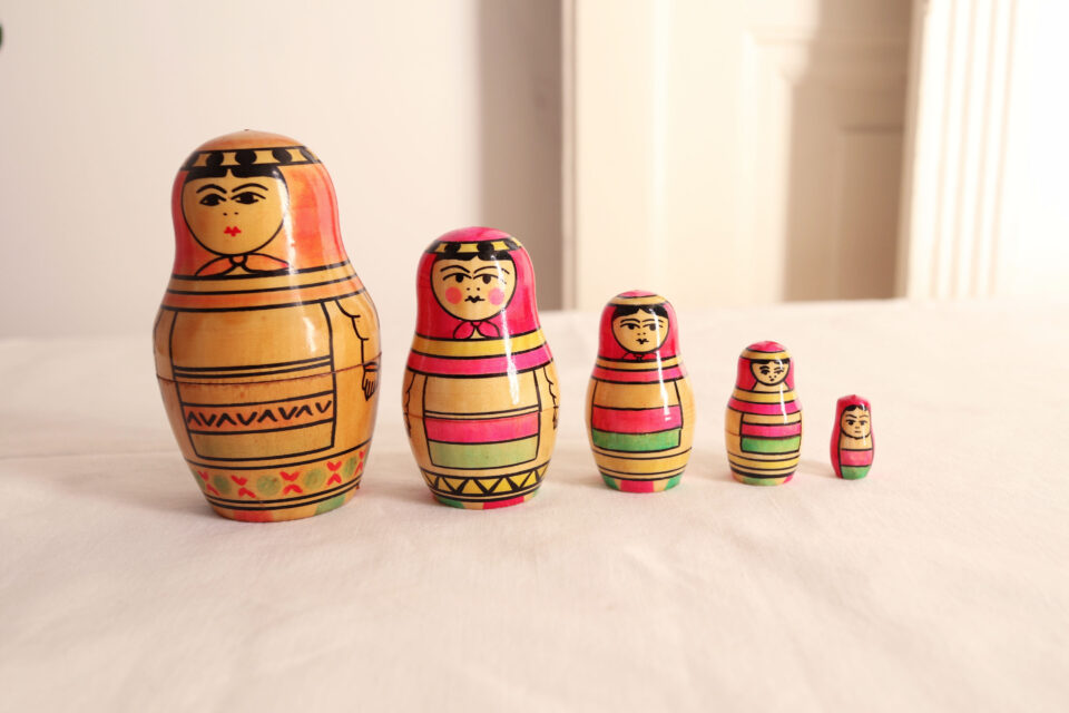 カラフルな縞エプロンのロシア製入れ子人形