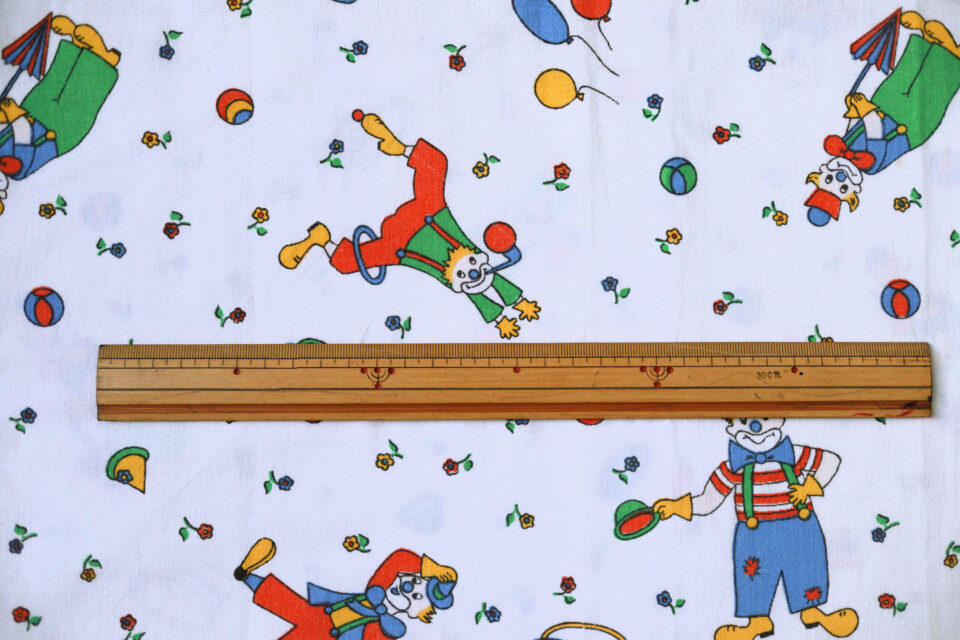 DDRオリジナル 陽気なピエロ柄ヴィンテージ布 92cm - 画像 (4)