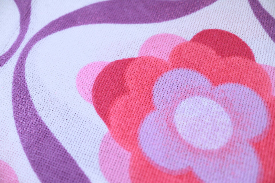 旧西ドイツVintage ちょっぴりサイケな花柄生地 幅125cm - 画像 (3)