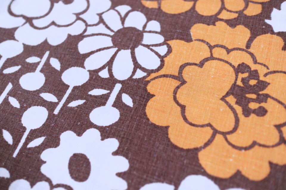 白色フラワー レトロな花柄ファブリック 幅130cm - 画像 (3)