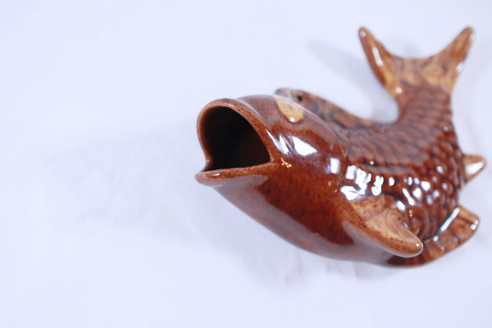 ユニークな魚型 陶器でできたヴィンテージ花器 - 画像 (3)