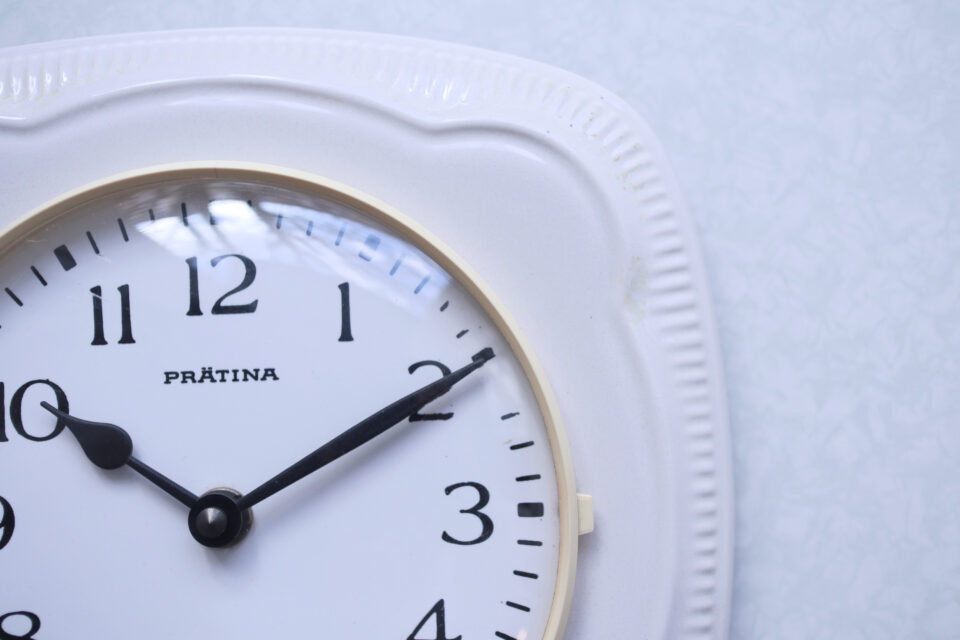 ヴィンテージPRÄTINA 陶器でできた真っ白時計 - 画像 (2)