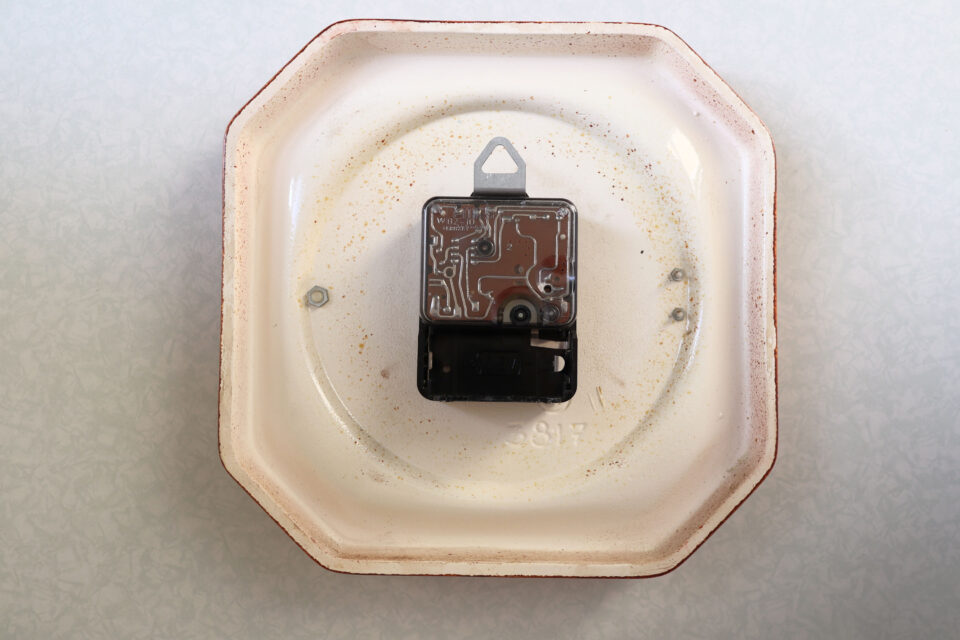 ヴィンテージEMES 陶器でできた八角形のレトロな壁時計 - 画像 (7)
