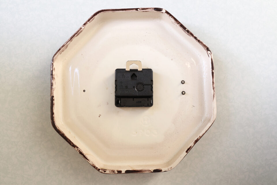 えんじ色 深みカラーのヴィンテージ陶器ウォールクロック - 画像 (4)