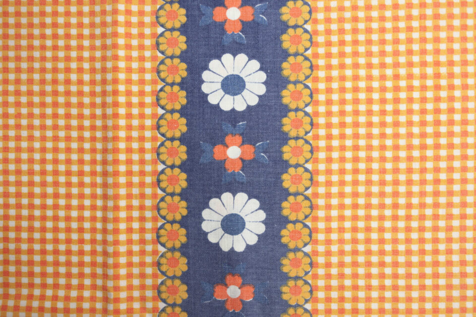オレンジタータン花模様入りレトロファブリック 幅130cm - 画像 (2)