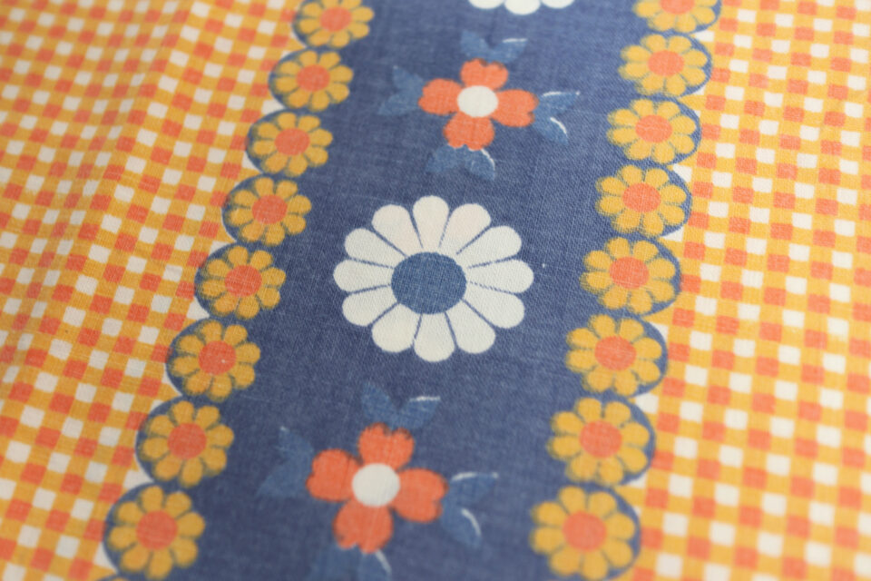オレンジタータン花模様入りレトロファブリック 幅130cm - 画像 (3)