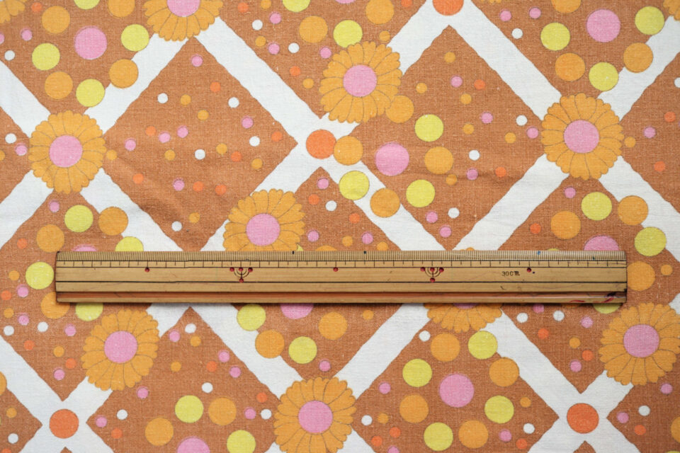 ファンシー感たっぷり! ドットとフラワー柄ヴィンテージ生地 幅128cm - 画像 (4)