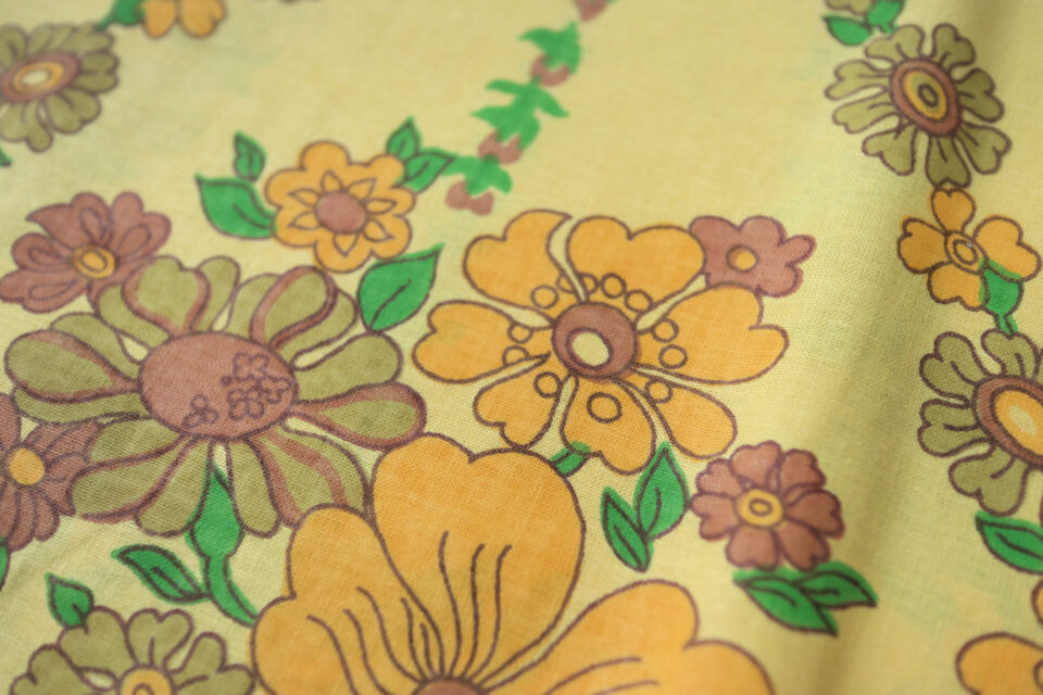 レトロな秋色花模様のヴィンテージファブリック 幅133cm - 画像 (3)
