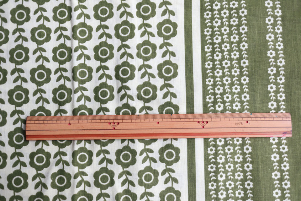落ち着きのある色合い オリーブ色花柄レトロ生地(新品) 133cm - 画像 (4)