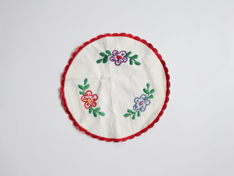 ハンド刺繍入り丸いクロスとフラワープリントクロスセット - 画像 (2)