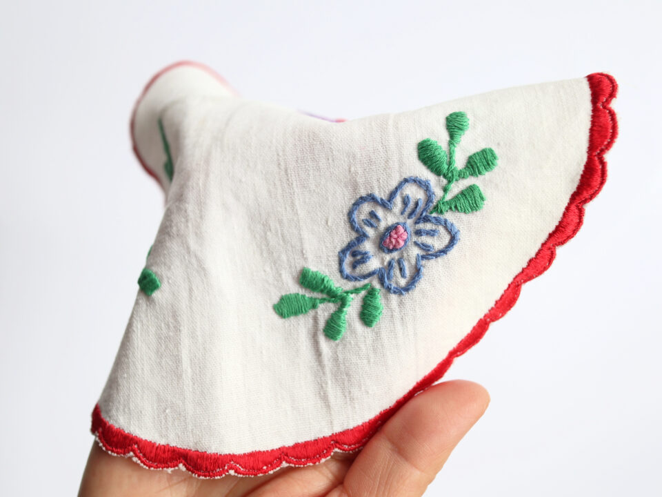 ハンド刺繍入り丸いクロスとフラワープリントクロスセット - 画像 (3)