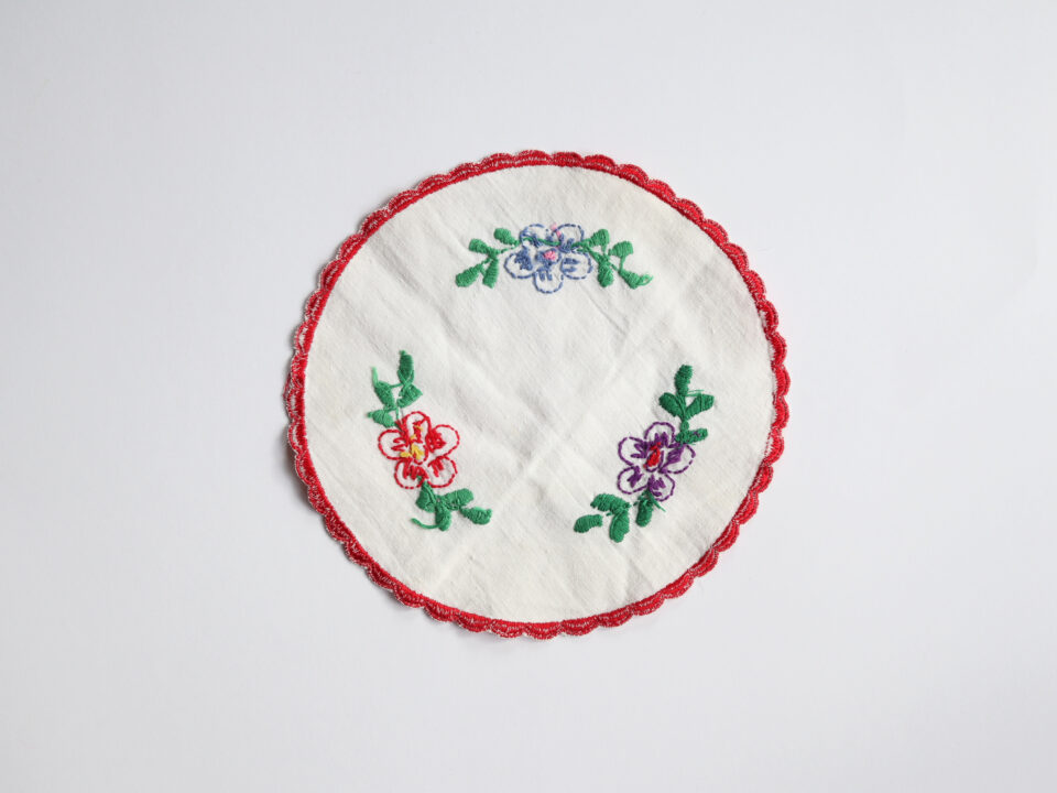 ハンド刺繍入り丸いクロスとフラワープリントクロスセット - 画像 (4)