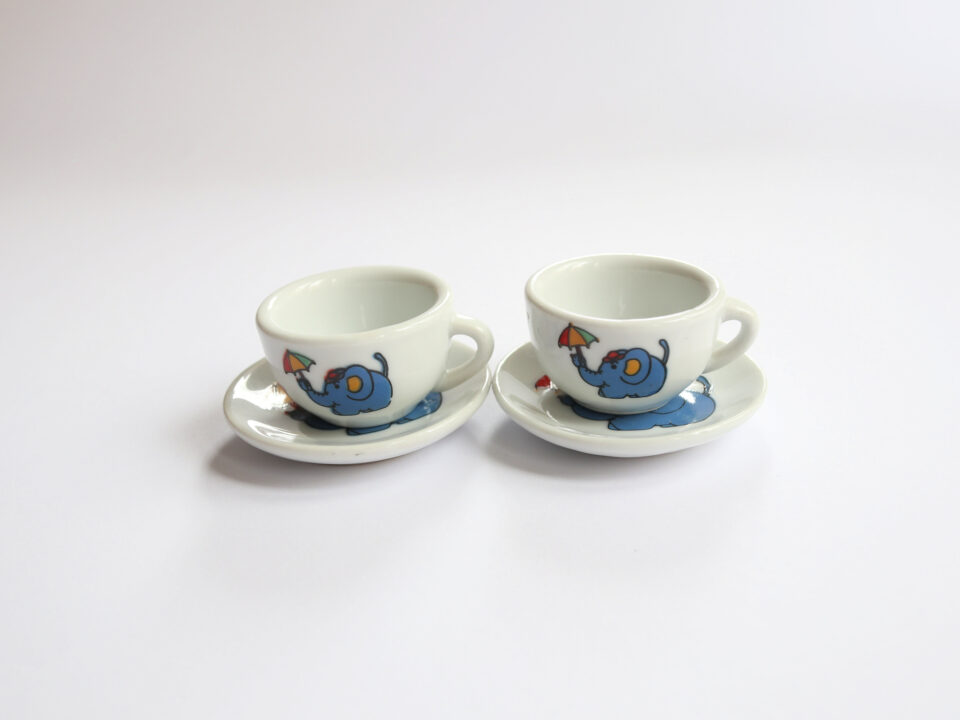 ゾウの絵柄の陶器製おままごとカップとソーサーセット - 画像 (2)