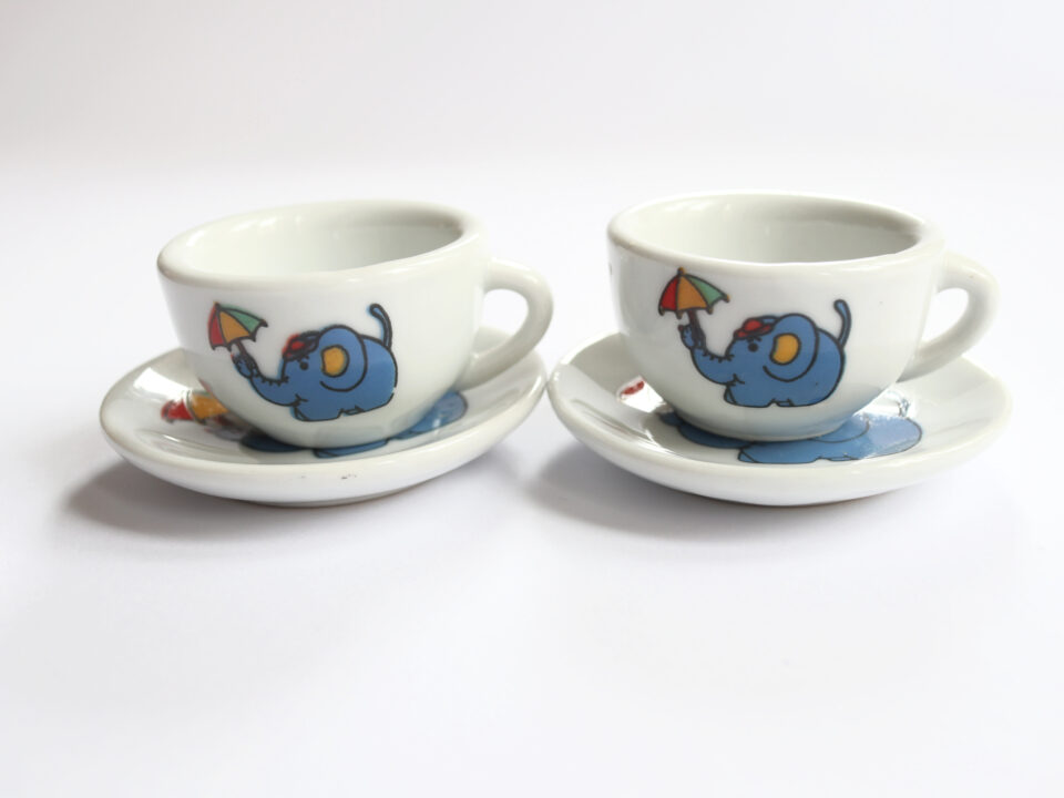 ゾウの絵柄の陶器製おままごとカップとソーサーセット