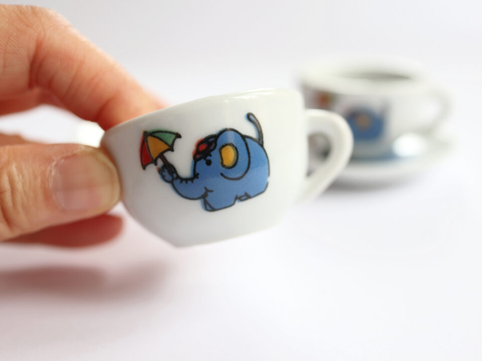 ゾウの絵柄の陶器製おままごとカップとソーサーセット - 画像 (3)