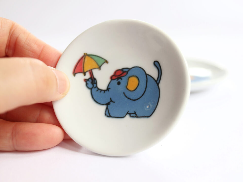 ゾウの絵柄の陶器製おままごとカップとソーサーセット - 画像 (4)