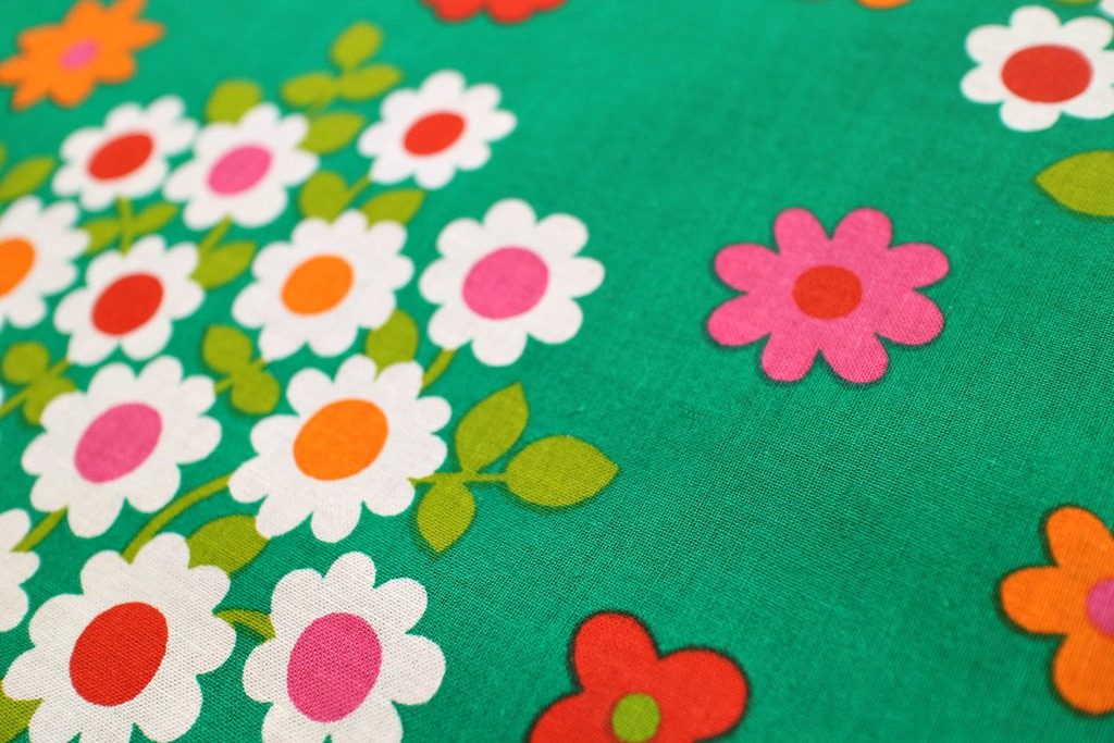 送料無料 パッと明るい花束がキュートなレトロファブリック(緑色) 110cm x 90cm | Frau Vintage